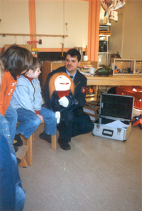 Unser Brandschutzerzieher in Aktion, mit seiner Helferin Mathilde (auf seinem Knie), in einem Kindergarten.
