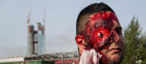 Sechs Hilfsorganisationen machen eine Großübung am Osthafen - mit realistisch wirkenden Szenarien.  Foto: Michael Schick