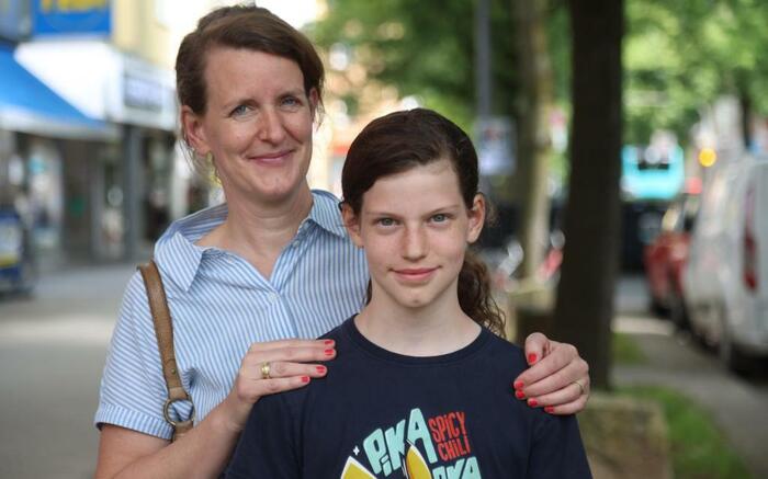 Helene Bauer beweist heißes Herz und kühlen Kopf, als es im Laden in der Königsteiner Straße (im Hintergrund) um Leben und Tod geht - ihre Mutter Silke, ihres Zeichens Notärztin, hofft, dass das Beispiel ihrer Tochter auch andere inspiriert. FOTO: maik reuss