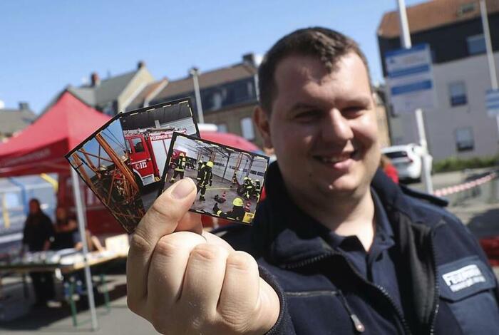 Die Sticker zum Jubiläum der Freiwilligen Feuerwehr Unterliederbach, die Wehrführer Arthur Chamboncel hier zeigt, können gesammelt werden; es gibt sie seit Samstag, als das Auftaktfest bei Edeka Lich gefeiert wurde. © Maik Reuß