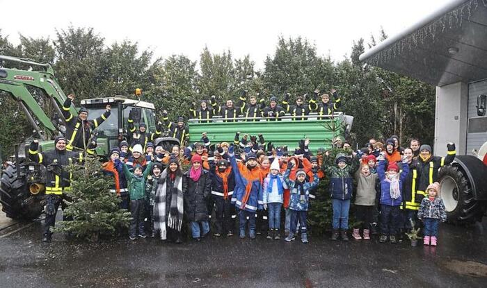 Kinder und Jugendliche von der Mini- und der Jugendfeuerwehr Unterliederbach haben am Samstag gut 300 Christbäume im Westen des Stadtteils eingesammelt. © Maik Reuß